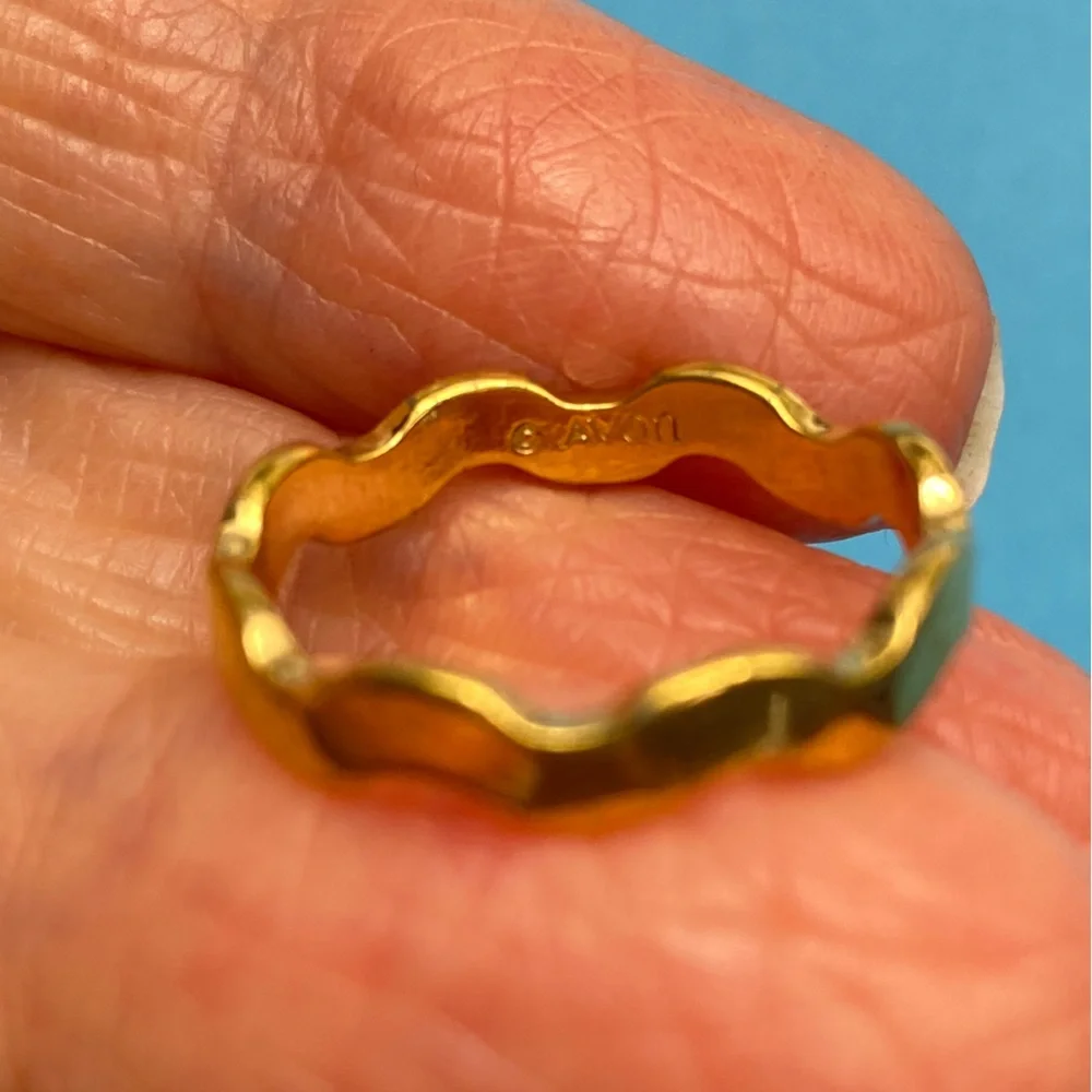AVON Goldtone Wavy Ring Size 7 Vintage